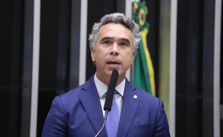 Imagem representativa do Projeto de Lei 4690/24 sobre suspensão de perfis de candidatos em redes sociais