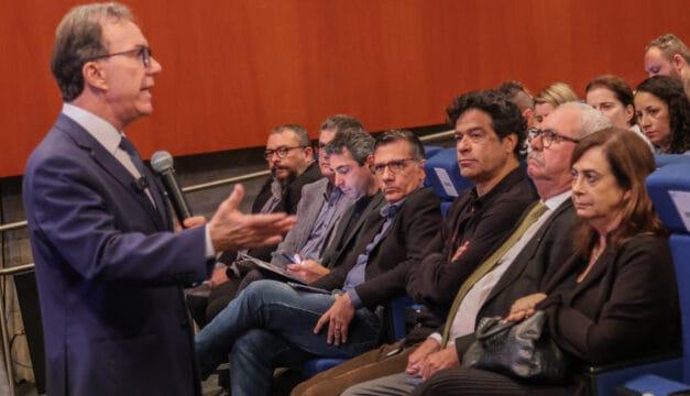 Raí de Oliveira palestrando sobre oportunidades de crédito para micro e pequenas empresas
