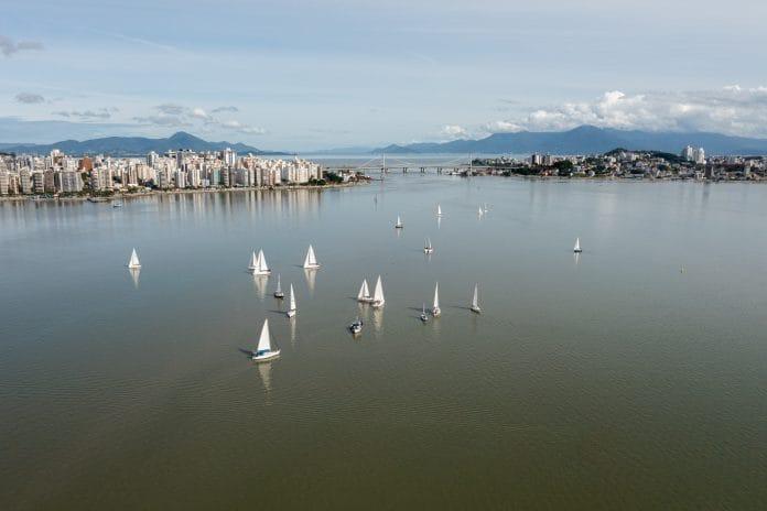 Veleiros na Regata Fortalezas em Florianópolis
