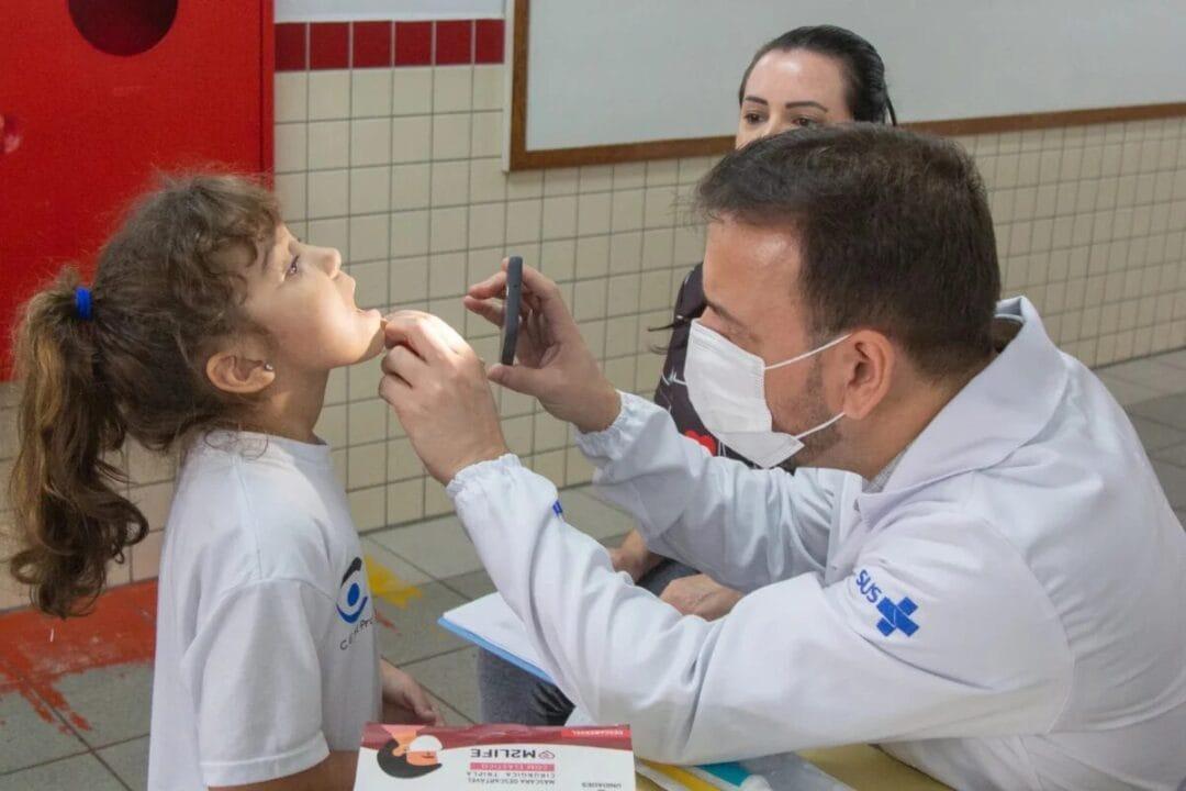 Estudantes participando de atividades do Programa Saúde na Escola em São José
