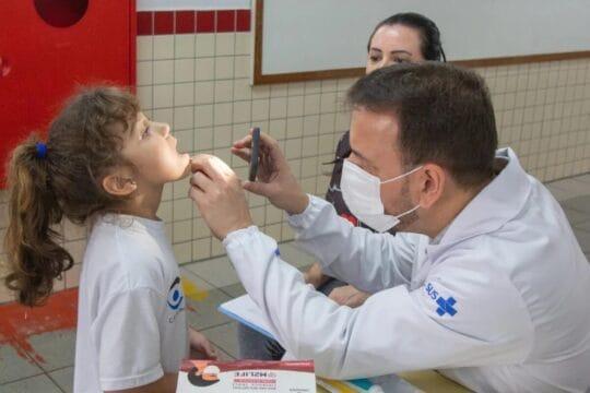 Estudantes participando de atividades do Programa Saúde na Escola em São José