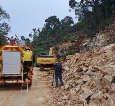 Equipe de resgate do Corpo de Bombeiros Militar de Santa Catarina atuando em deslizamento em Angelina