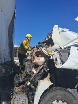 Equipe do Corpo de Bombeiros atendendo acidente na BR-101