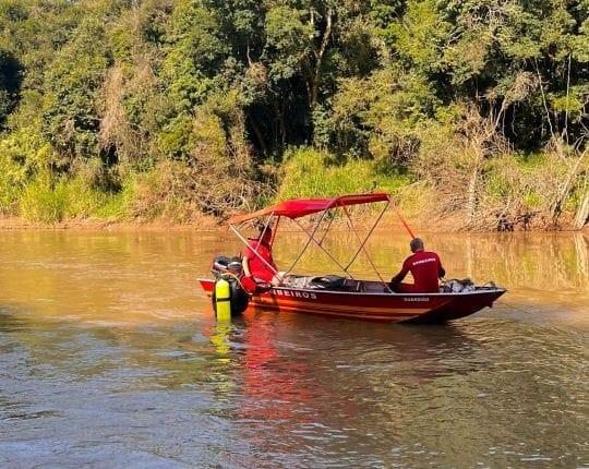 Equipe de mergulho do Corpo de Bombeiros Militar de SC resgatando vítimas no Rio Negro
