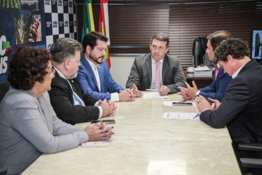 Deputados reunidos discutindo sobre a construção do túnel no Morro dos Cavalos