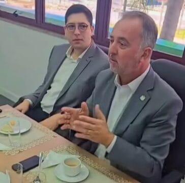 Imagem de políticos em reunião