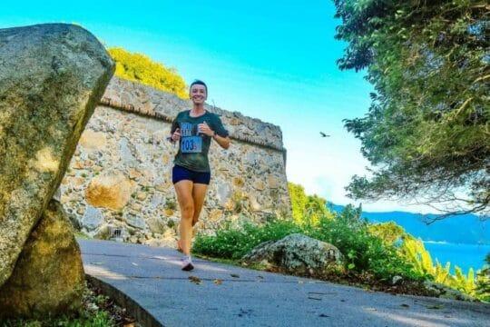 Corredores participando do Revezamento Volta à Ilha 2025 em Florianópolis