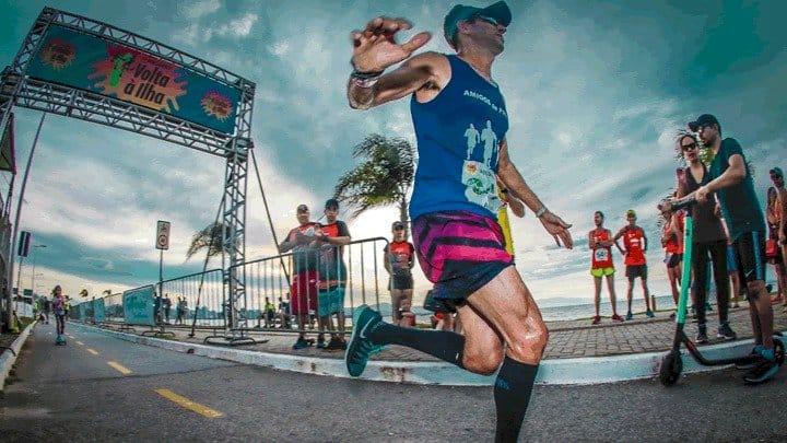 Atletas praticando revezamento Volta à Ilha em Florianópolis