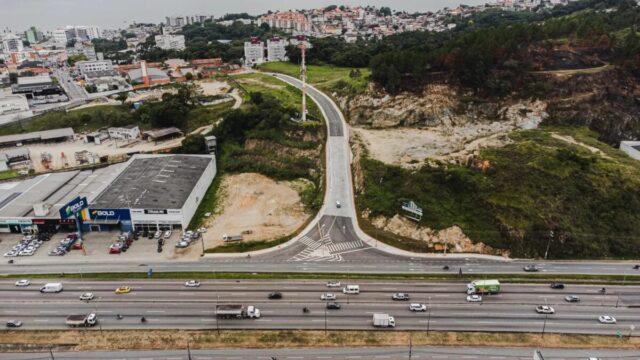 Sinalização da Rua Angelo Bigolin operando em mão dupla