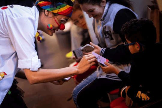 Palhaça contando história para crianças no Hospital Joana de Gusmão