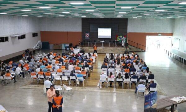 Representantes reunidos discutindo estratégias de proteção civil