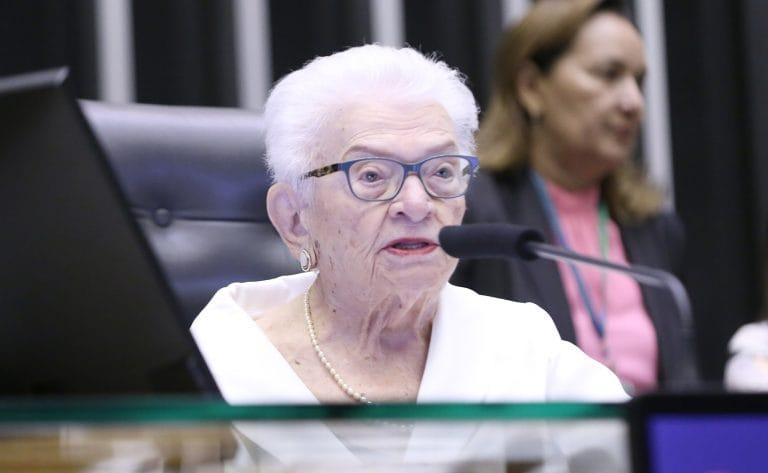 Deputados e participantes em sessão solene na Câmara dos Deputados
