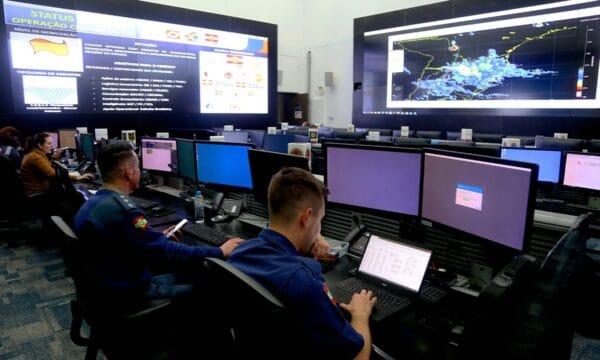 Equipe de resgate em ação no simulado de gestão de desastres