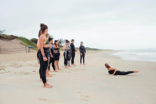Surfistas mulheres praticando surf na Praia do Campeche