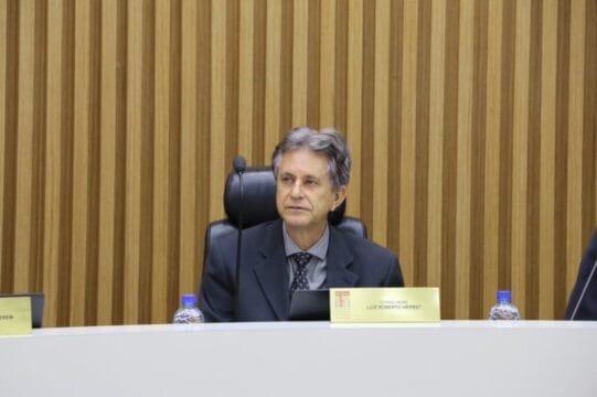 Ilustração representativa da suspensão da licitação no setor prisional