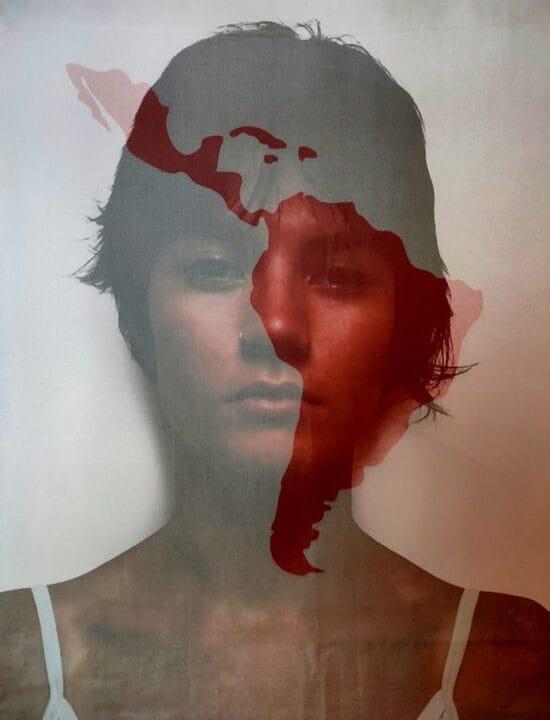 Exposição de arte com instalações, fotografias e xerografias