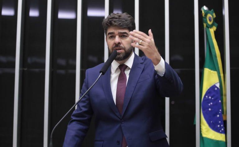 Trabalhadores trabalhando sob o sol