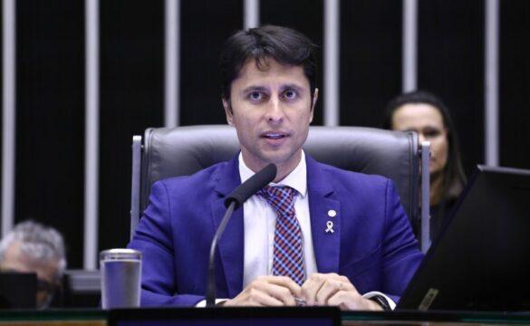 Imagem representativa de policiais, bombeiros e militares utilizando transporte público gratuitamente