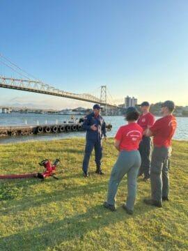 Bombeiros em Treinamento de Combate a Incêndios de Grande Porte