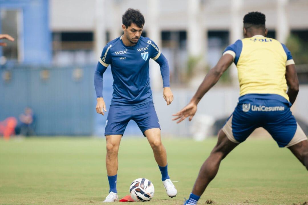Jogadores do Avaí se preparando para jogo contra o Goiás