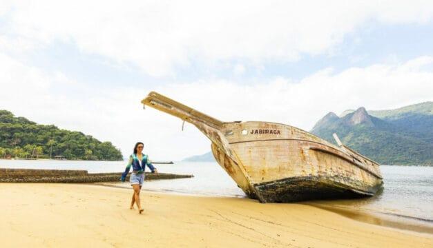Turismo no Brasil - Turistas em uma praia paradisíaca