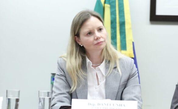 Celular na cabine de votação