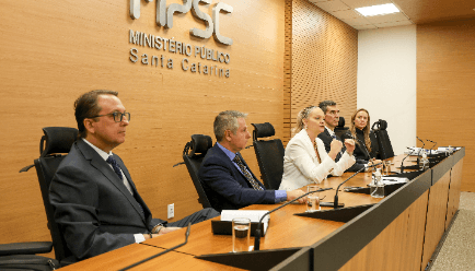 Foto da Procuradora-Geral de Justiça Vanessa Cavallazzi durante reunião no MPSC
