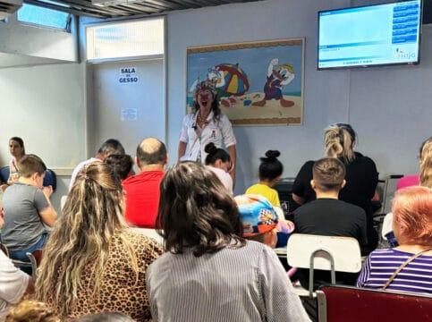 Palhaço animando crianças no hospital
