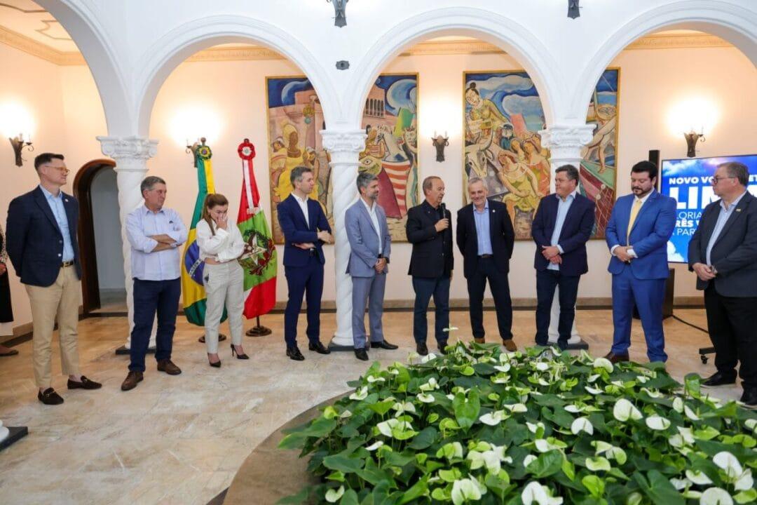 Avião Latam voando sobre o oceano