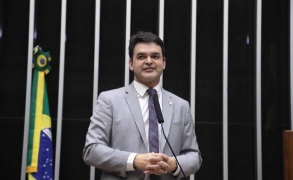 Ilustração de um martelo da justiça e uma balança
