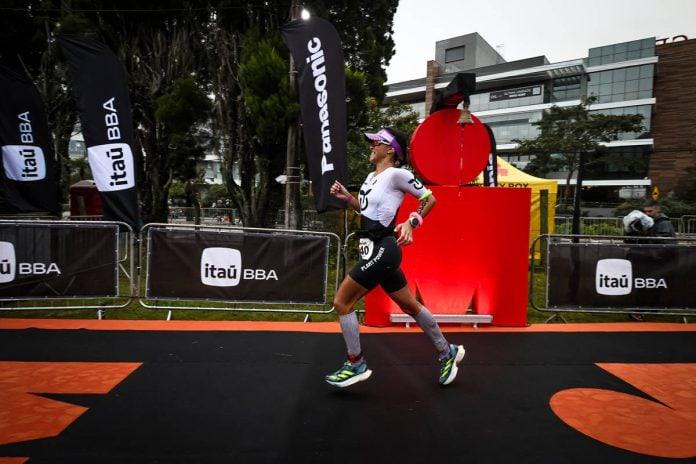 Atletas competindo no 23º Itaú BBA IRONMAN Brasil