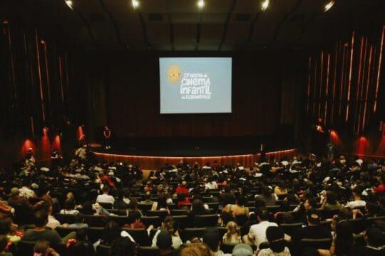 Crianças assistindo a filme em cinema