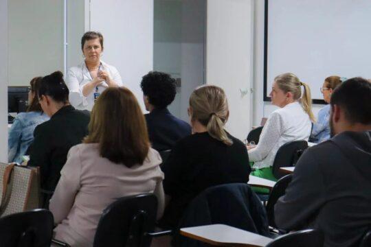 Jovens e adultos estudando com livros