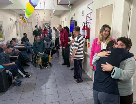 Acolhidos do Lar São Gabriel sendo recepcionados na Orionópolis Catarinense em São José