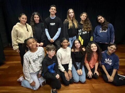 Adolescentes ensaiando peça teatral