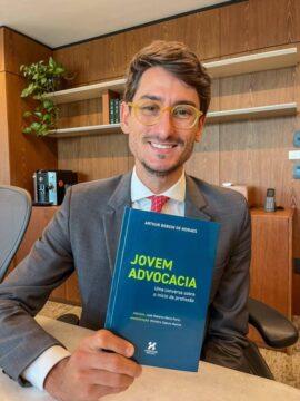Advogado Arthur Bobsin lançamento do livro Jovem Advocacia
