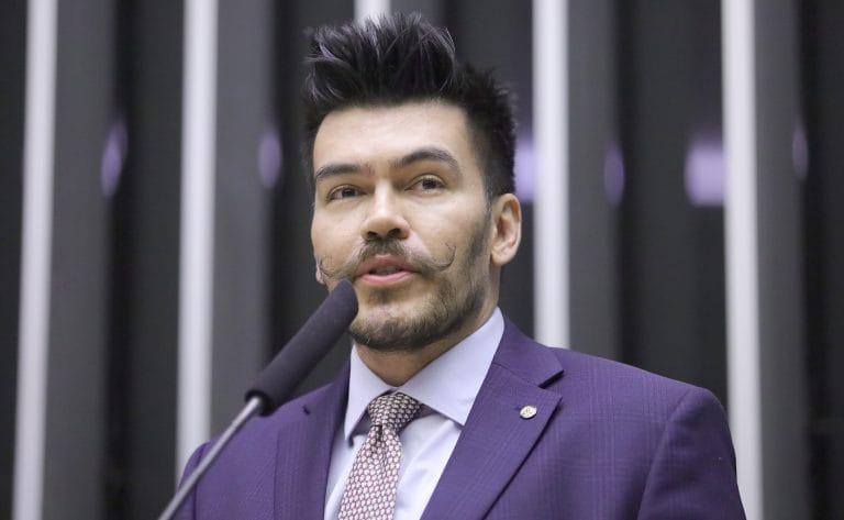 Aviso em embalagem de cosméticos alertando sobre desregulação hormonal em crianças