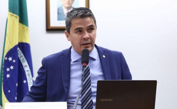 Alunos talentosos ingressando na universidade antes de concluir ensino médio