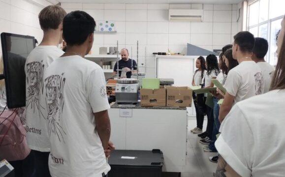 Alunos do Colégio Estadual José Clemente Pereira explorando os laboratórios da Udesc