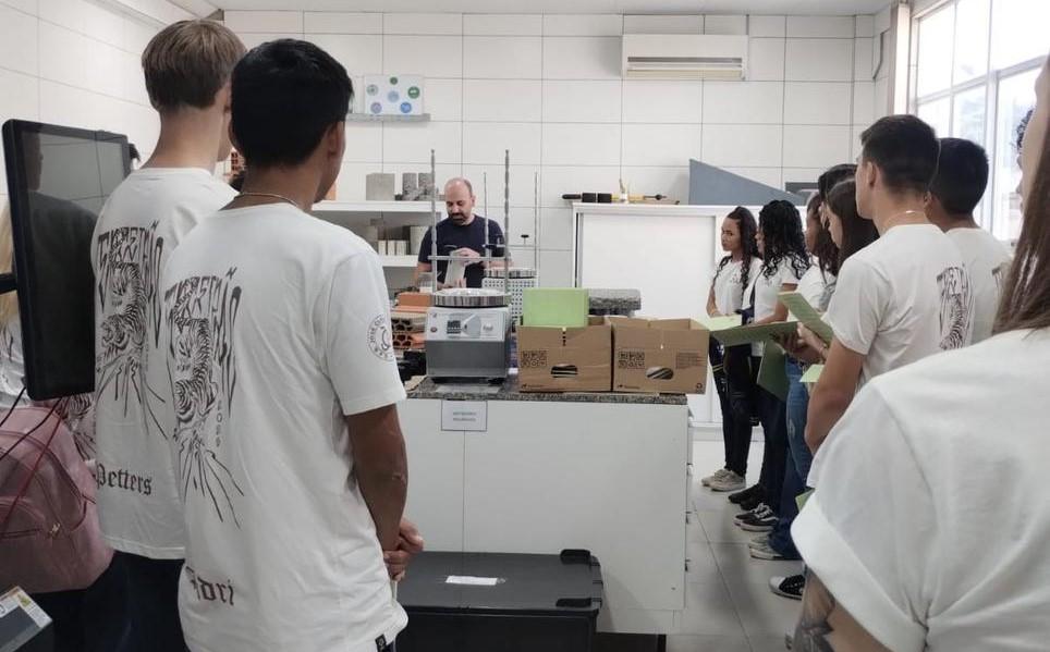 Alunos do Colégio Estadual José Clemente Pereira explorando os laboratórios da Udesc