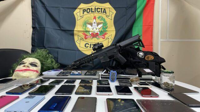 Apreensão de celulares e eletrônicos pela Polícia Civil em São José
