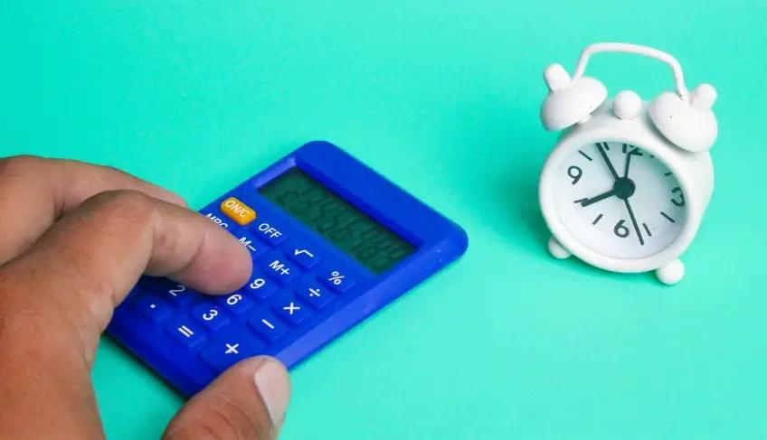 Artesã trabalhando em seus produtos artesanais