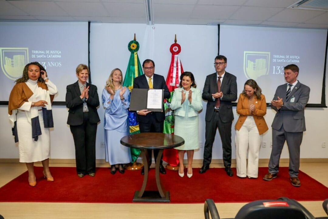 Fotos da assinatura da resolução da Central de Vagas pelo Governo de Santa Catarina