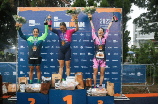 Atletas em competição de triatlo