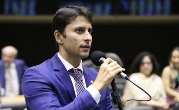 Pessoas debatendo inclusão no evento da Comissão de Defesa dos Direitos das Pessoas com Deficiência