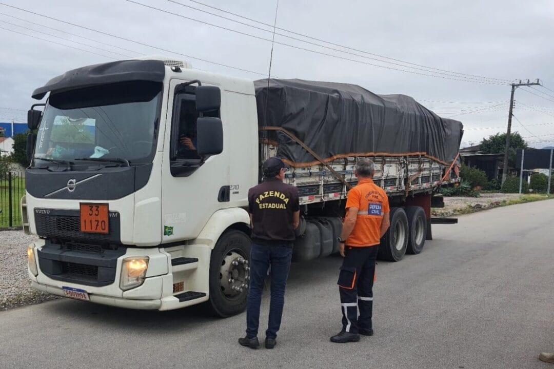 Auditores da SEF realizando fiscalização em rodovia de Santa Catarina