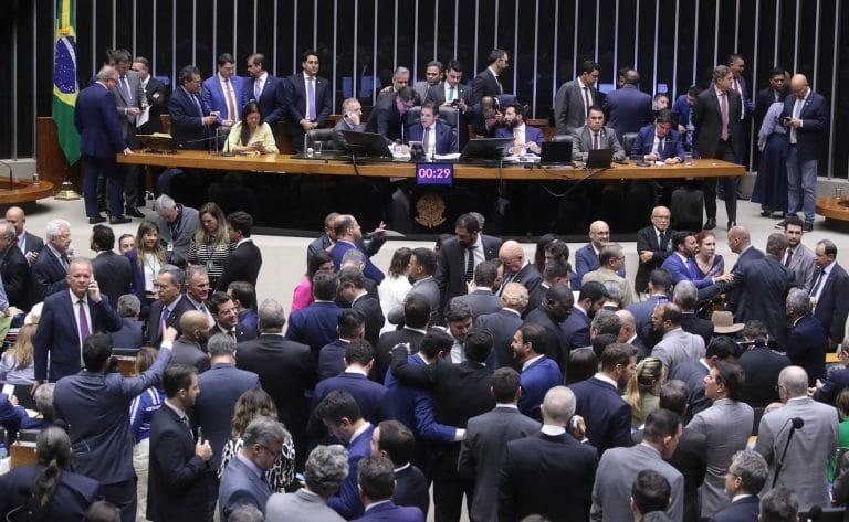 Deputados votando em plenária