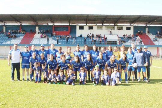 Jogadoras do Avaí Kindermann comemorando gol