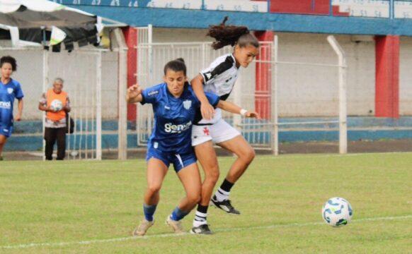 Jogadoras de futebol comemorando gol