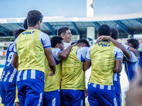 Jogadores do Avaí Sub-20 comemorando a vitória nas quartas de final do Brasileirão B